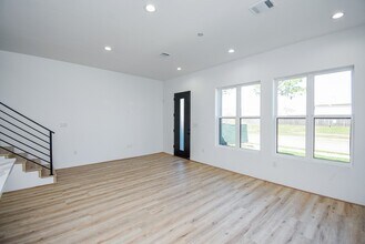 Building Photo - 15000 S Richmond Ave