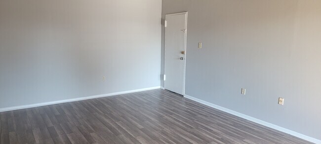 Foto del edificio - 11320 Cherry Hill Rd