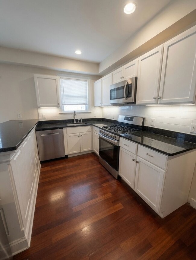 Building Photo - Charming 4 Bedroom-No Broker Fee