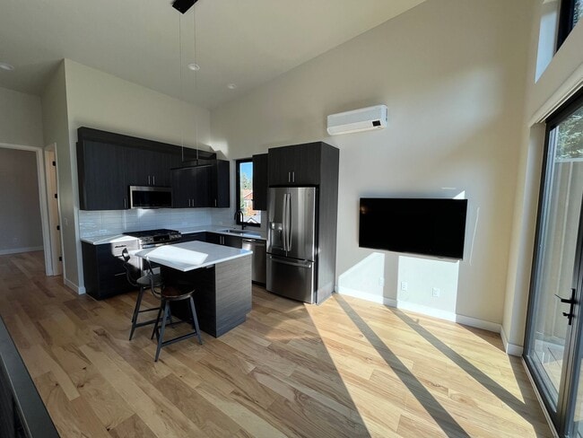 Building Photo - Modern 2 Bed, 2 Bath Just West of Century