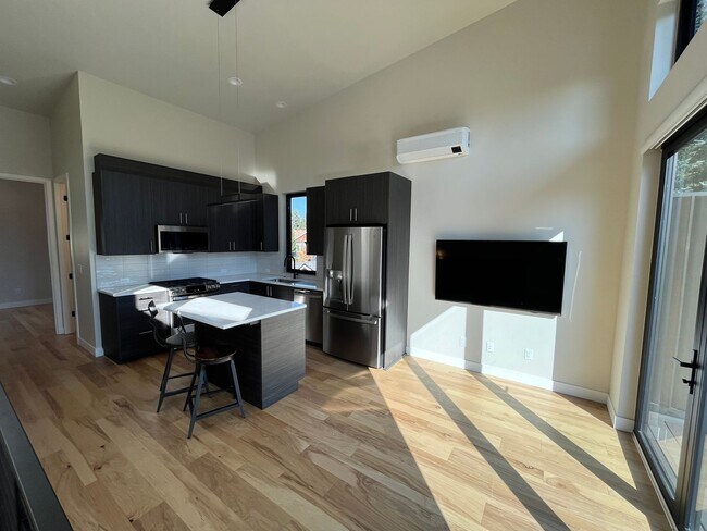 Foto del edificio - Modern 2 Bed, 2 Bath Just West of Century