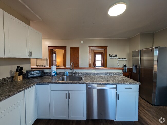 Building Photo - 492 Burgess St