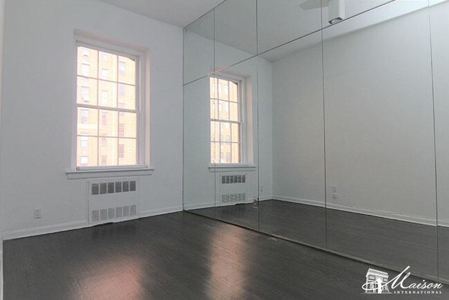 Building Photo - 456 W 23rd St