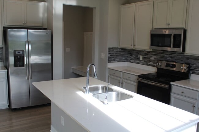 Building Photo - Spacious Move In Ready 5 BR in Avon!