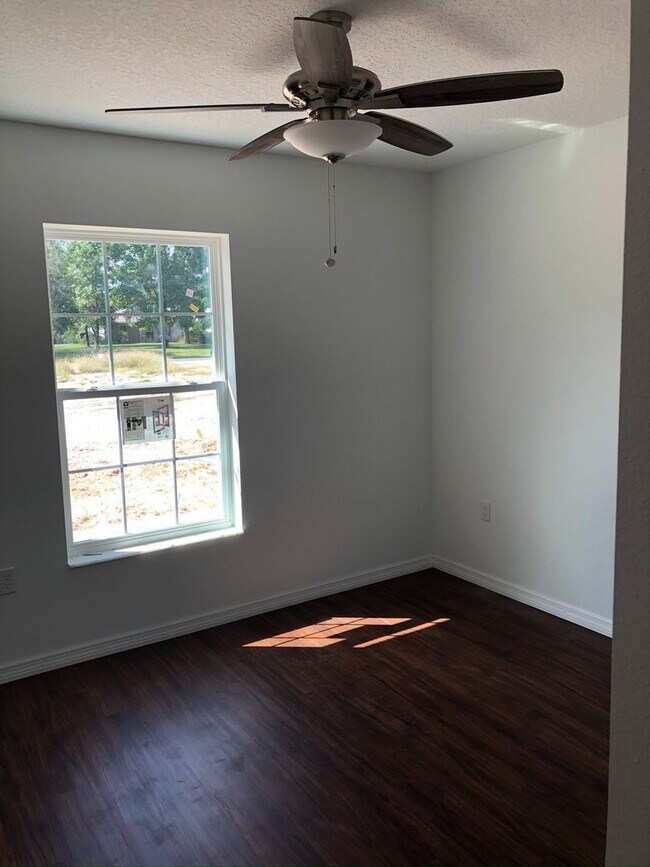 Building Photo - 3 bedroom, 2 bath, 2 car garage home on a ...