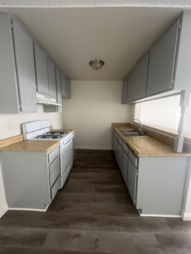 Interior Photo - 8541 Foothill Blvd., Sunland