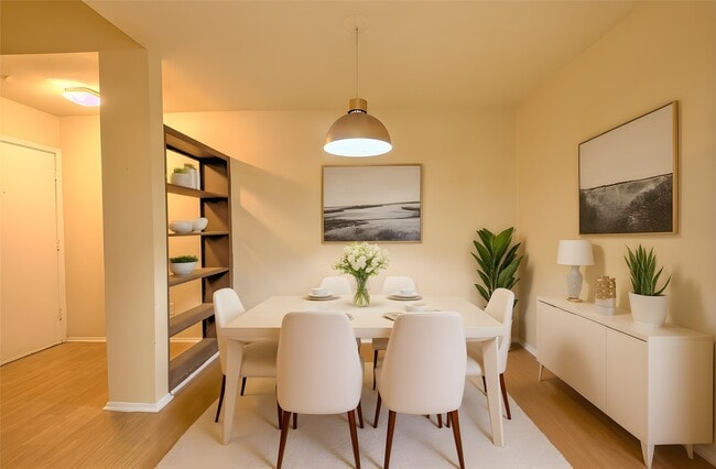 Building Photo - 9009 Richmond Ave.