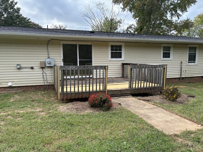 Building Photo - 3 Bedroom, 2 Bathroom House in Winston-Salem!