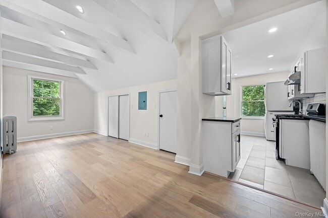 Building Photo - 12 Thomas Pl