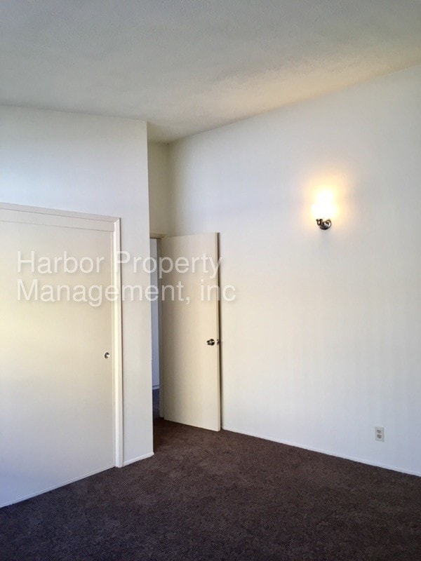 Building Photo - Cozy Duplex