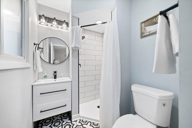 Building Photo - 346 W Central Ave