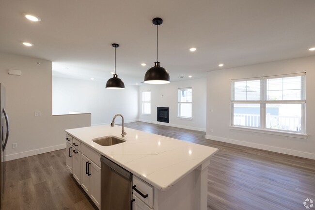 Foto del edificio - 3 Bedroom 2 Bath - Second Floor - Model B