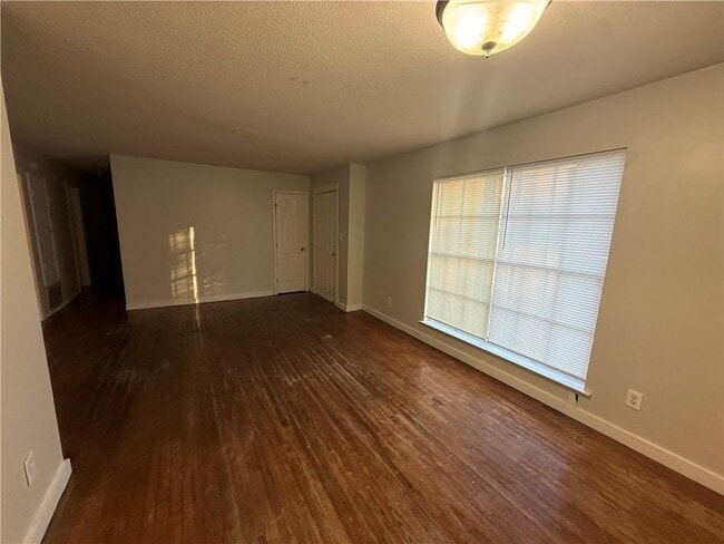 Building Photo - 532 Woodlore Dr