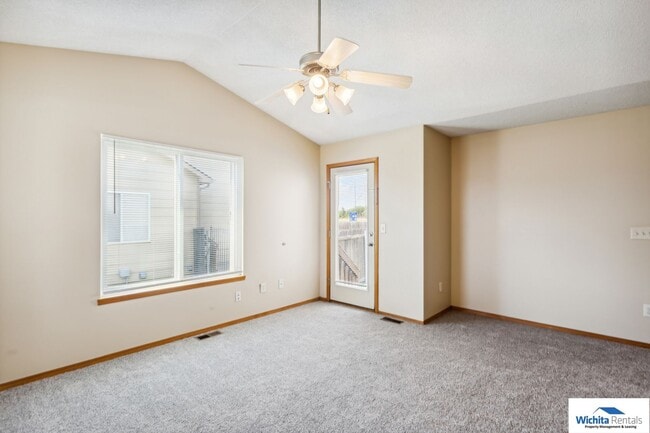 Foto del edificio - 3 bedroom 2 bath  - NE Wichita