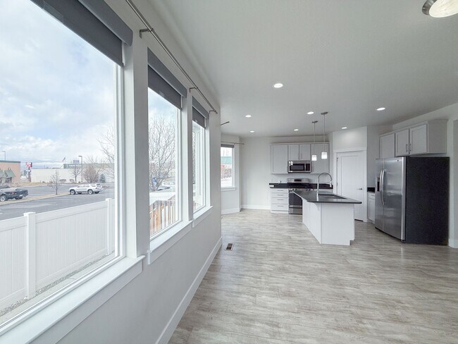 Building Photo - 3 Bed 3 Bath - Townhouse