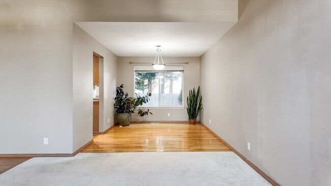 Foto del edificio - Spacious 4-Bed Home in East Meridian