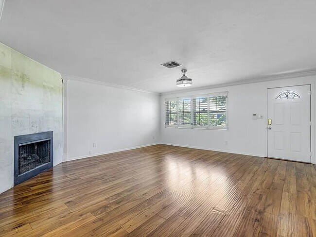 Building Photo - 1015 Royal Palm Dr