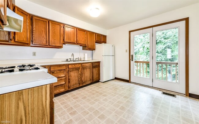 Building Photo - 2 br, 1.5 bath Townhome - 515 1/2 Barclay Ave