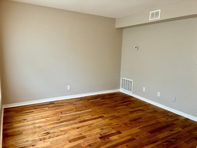 Building Photo - 2820-2824 Divinity