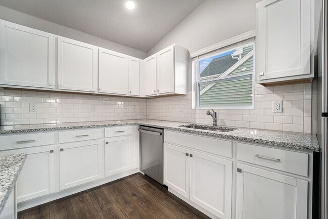 Building Photo - 2221 Macatawa Ln