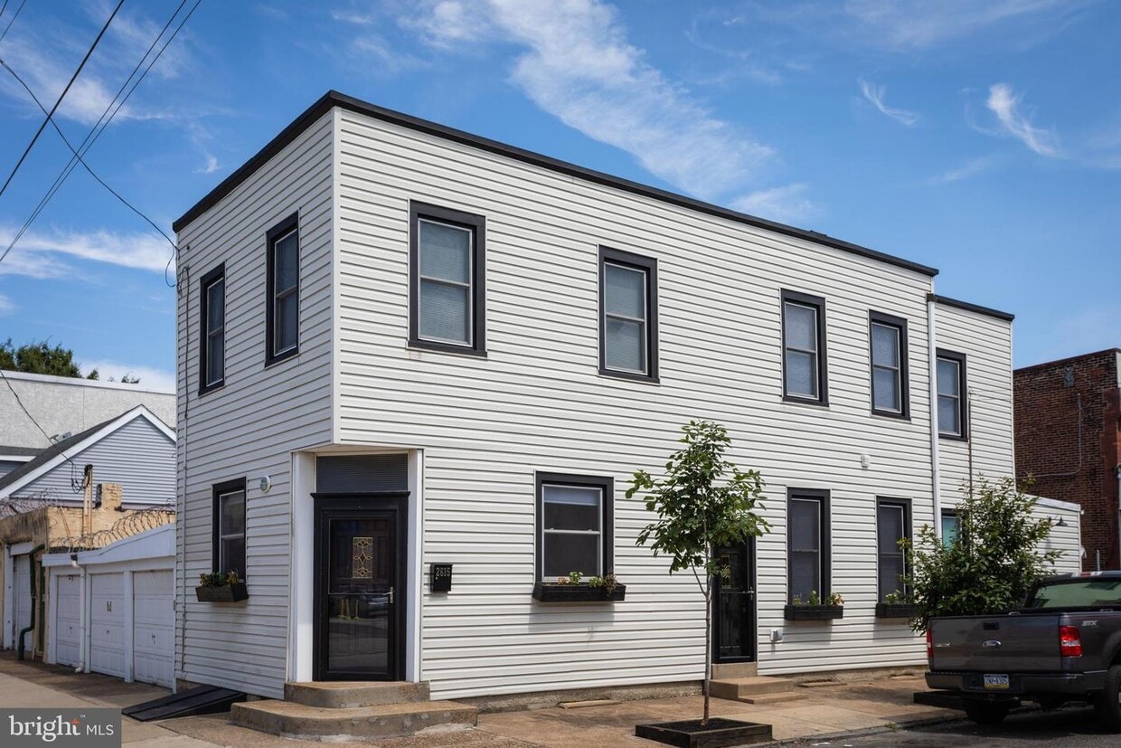 Primary Photo - 2615 E Tioga St