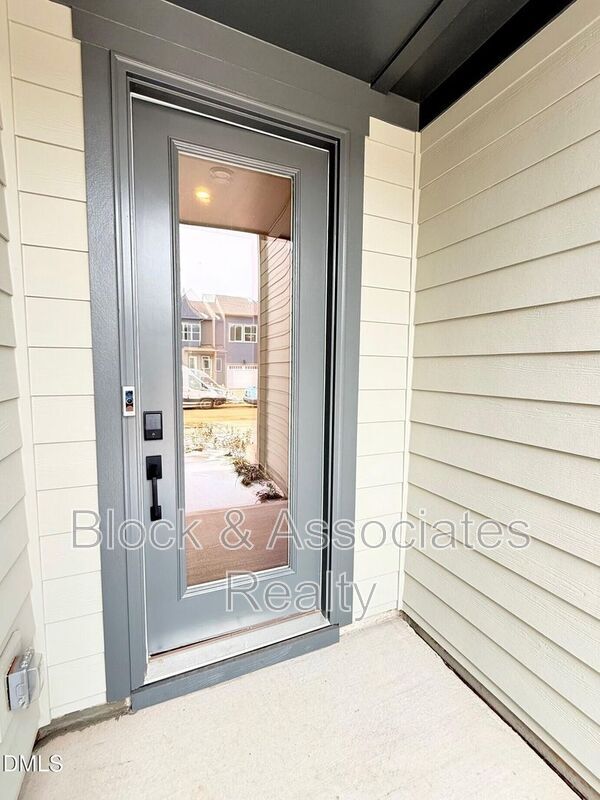 Foto del edificio - 216 Oak Summit Pl