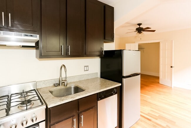 Building Photo - 4740 N Hermitage Ave