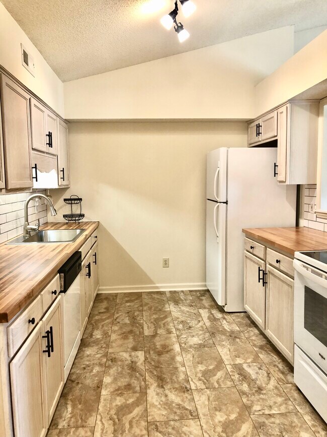 Building Photo - 803 Moultrie Ct