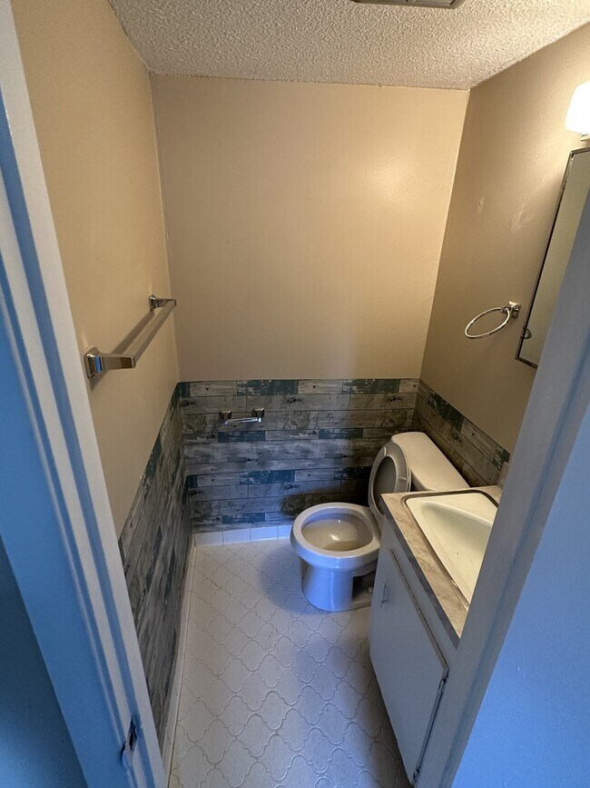 Building Photo - 1315 Royal Manor