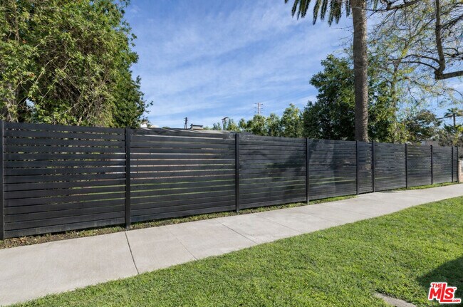 Foto del edificio - 5208 Woodman Ave