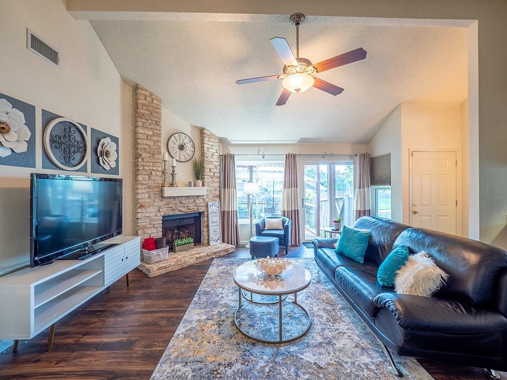 Foto principal - 16911 Village Oak Loop