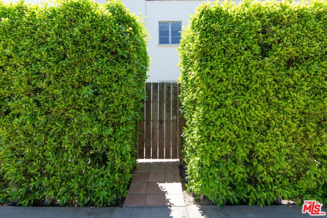 Foto del edificio - 7714 Rosewood Ave