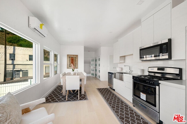 Foto del edificio - 117 W Channel Rd