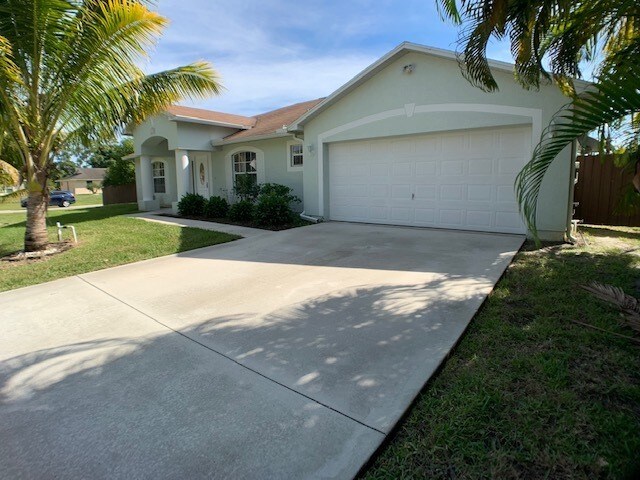 Building Photo - Spacious 4 Bed with Pool!