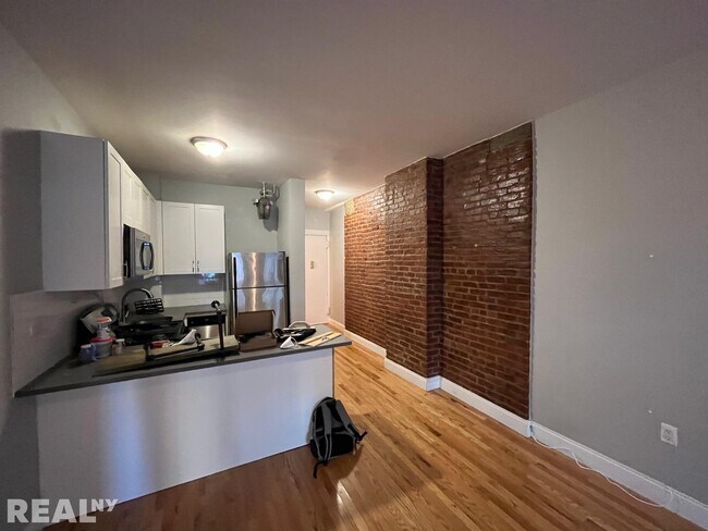 Building Photo - 131 Nagle Avenue