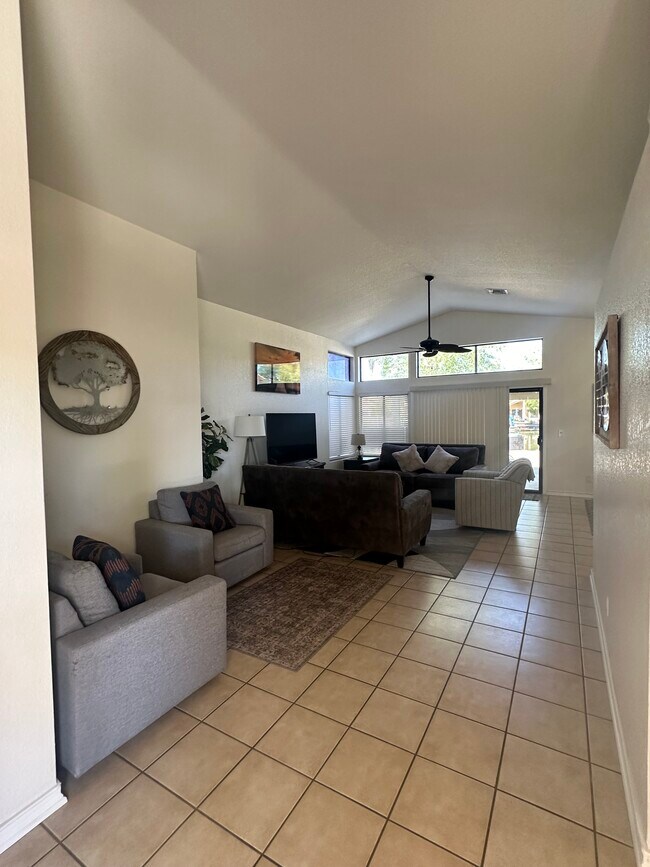 Foto del edificio - 10938 W Poinsettia Dr