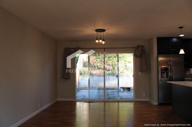 Foto del edificio - 3-Bedroom Split-Level Home with Garage