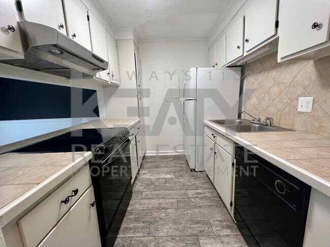 Building Photo - 2 Bedroom, 2.5 Bathroom Townhouse on W Bay...