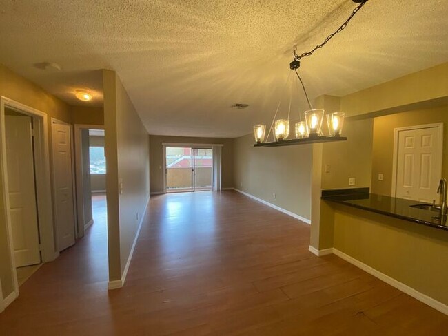 Building Photo - MUST SEE! Great 2/2 Condo in Oxford Square...