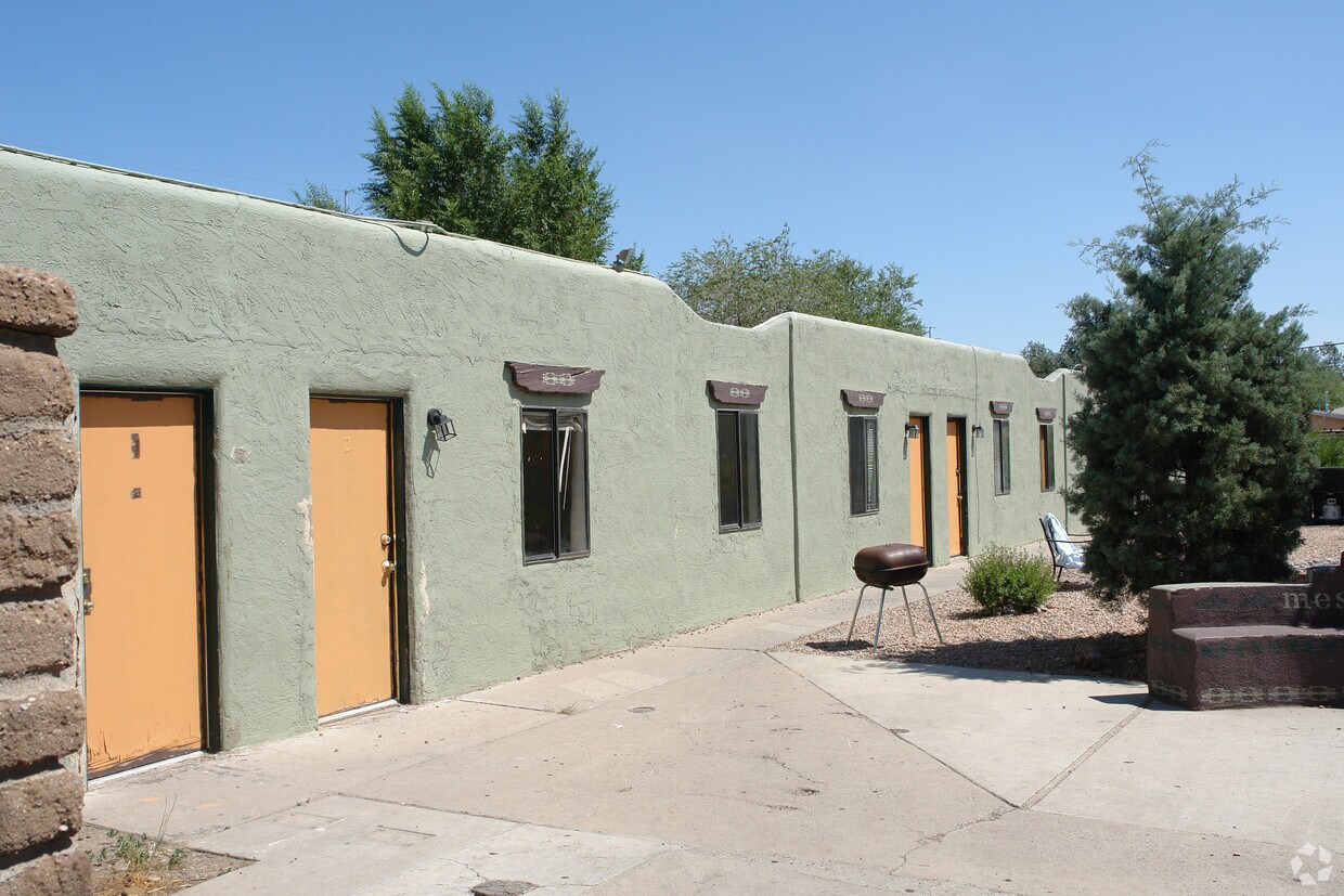Foto del edificio - 208 Mescalero Rd NW