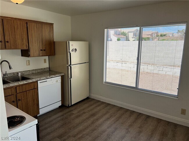 Building Photo - 4447 Pinegrove St