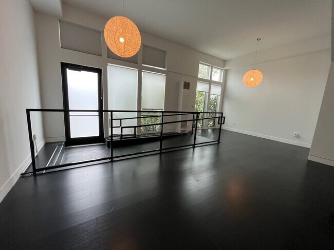 Foto del edificio - $1,000 OFF FIRST MONTH"S RENT!! SPACIOUS STUDIO IN OAKLAND!