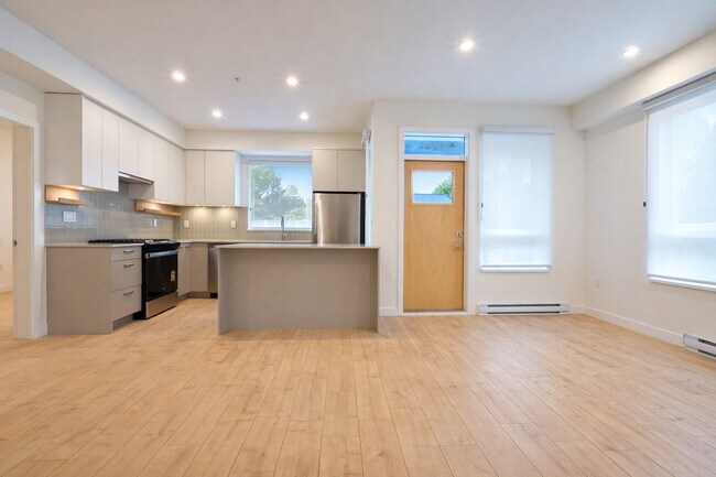 Photo du bâtiment - 13777-1375A 75a Ave