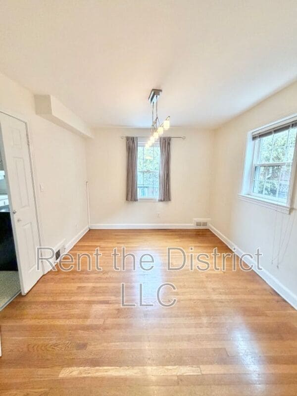 Foto del edificio - 3517 Alton Pl NW