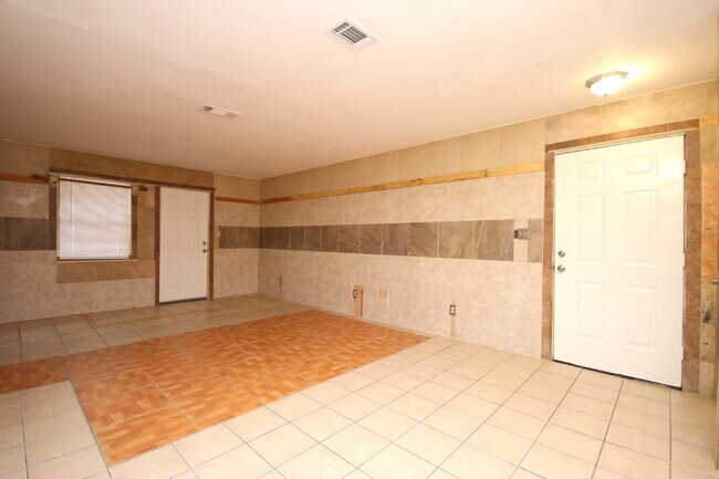 Foto del edificio - Updated 2BR/1BA Brick Duplex in North Pensacola with Tile Flooring Throughout, Included Utilities...