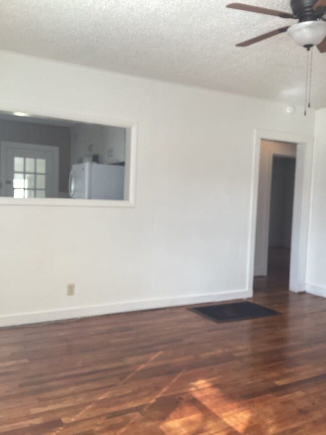 Foto del edificio - Cute 2 Bedroom with a little historical charm!  One block from ENMU!