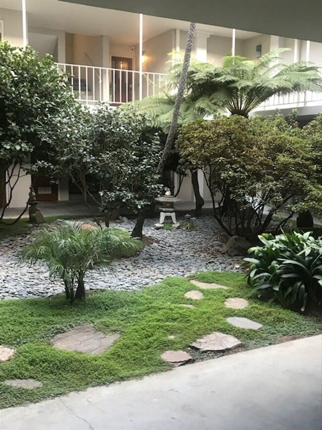 Building Photo - Updated UNFurnished 1 Bedroom Ocean View C...