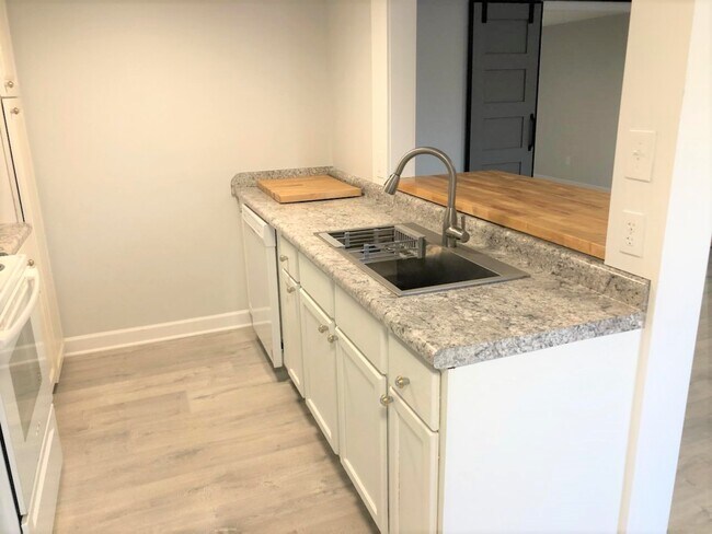 Foto del edificio - 7581 Warner Rd