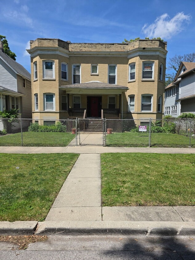 Primary Photo - 208 N Waller Ave