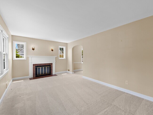 Building Photo - Classic Charm in Arlington